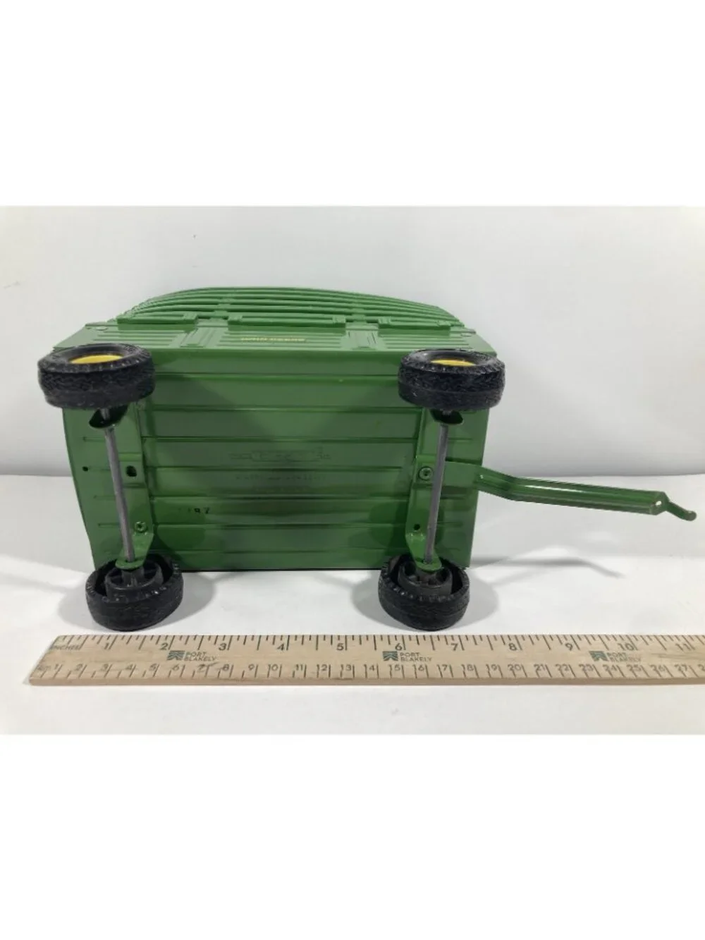 Ertl John Deere Bale Throw Hay Wagon 1:16 Toy Farm Toy Tractor Implement Diecast